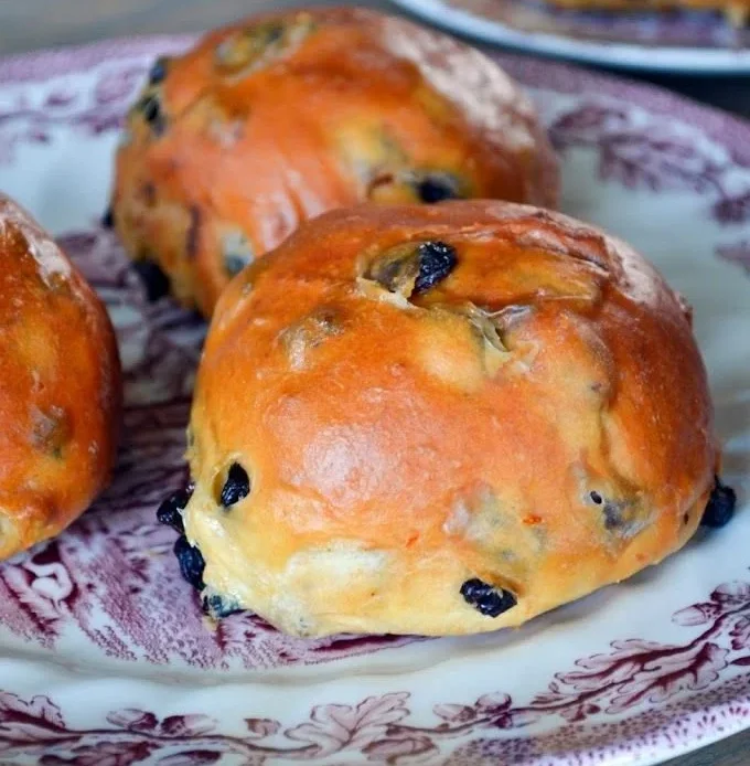 Freshly baked currant buns with a golden crust and juicy currants